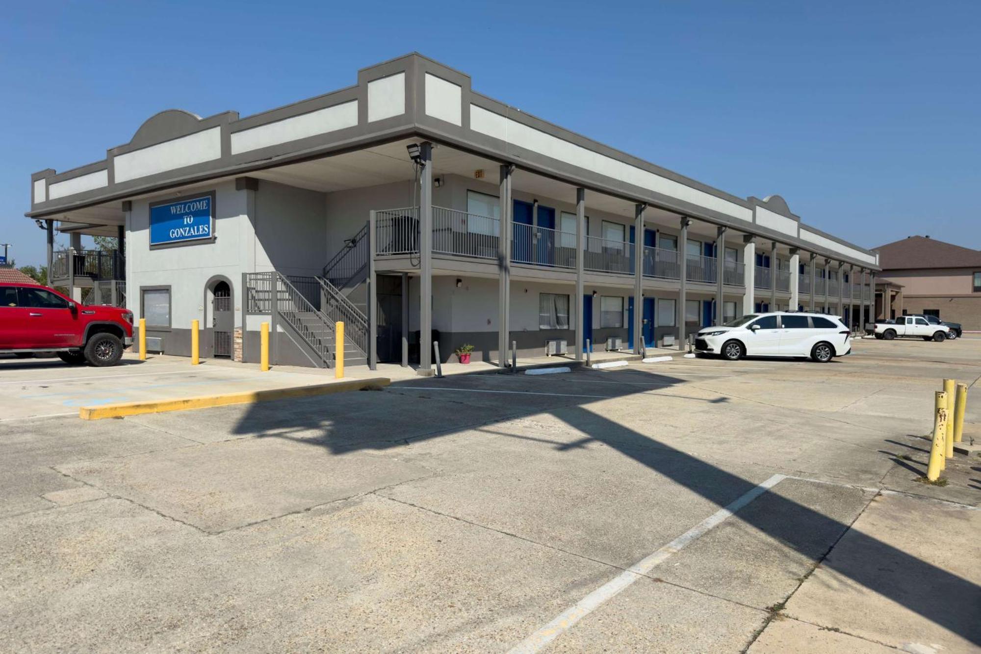 Days Inn By Wyndham غونزاليس المظهر الخارجي الصورة